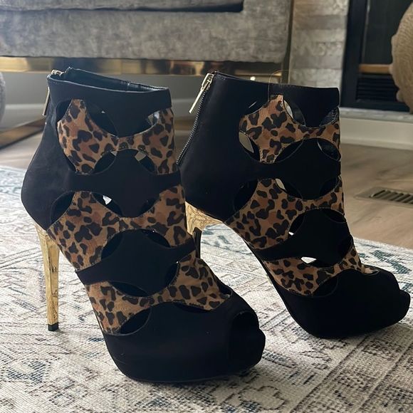 Thalia Sodi Shoes - Thalia Sodi Zabila Cut-Out Peep-Toe Ankle Booties - Black Leopard